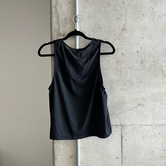 Workout top - Picture 2 of 3